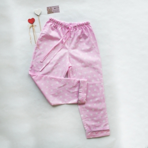 Пижамные брюки звезды на розовом фоне