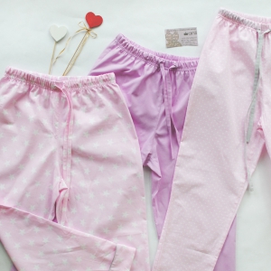 Пижамные брюки белый горошек на розовом фоне