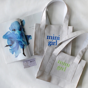 Молочная "Eco-friendly" mini-сумочка с синей вышивкой