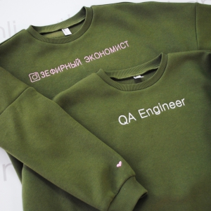 Oversize свитшот с объемными рукавами "QA Engineer" цвета хаки