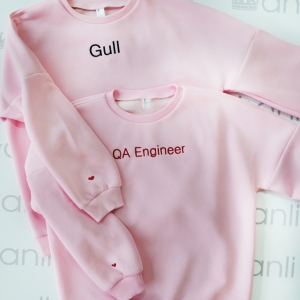 Розовый oversize свитшот с объемными рукавами "QA Engineer"