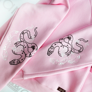 Оversize худи с капюшоном цвета розовой зефирки с вышивкой