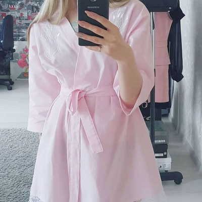 Нежно-розовое платье-халат без вышивки