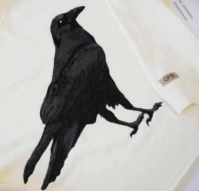 Oversize свитшот свободного кроя с вышивкой черной вороны